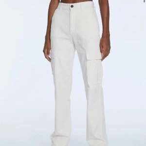 Stradivarius, Cargo pants  - Storlek 32, bra skick knappast andvända, beig/vita. Original pris 349kr! Frakt kostar