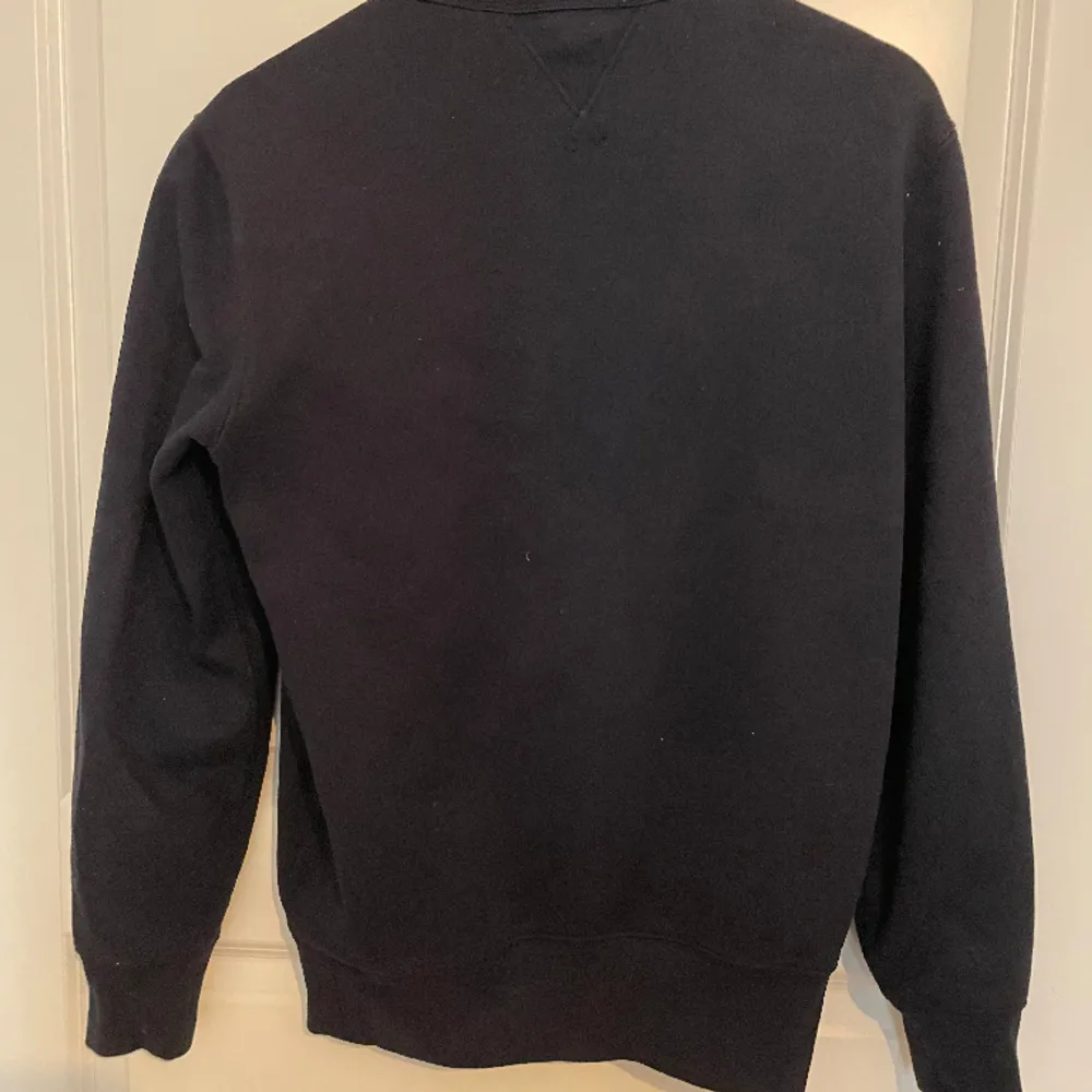 Tjena! Säljer min fina Ralph Lauren sweatshirt som tyvärr inte kommer till användning mer - Storlek XS (fits S) - Skick: Väldigt bra, mycket använd men inga fläckar eller märken - Pris: 550 kr. Tröjor & Koftor.