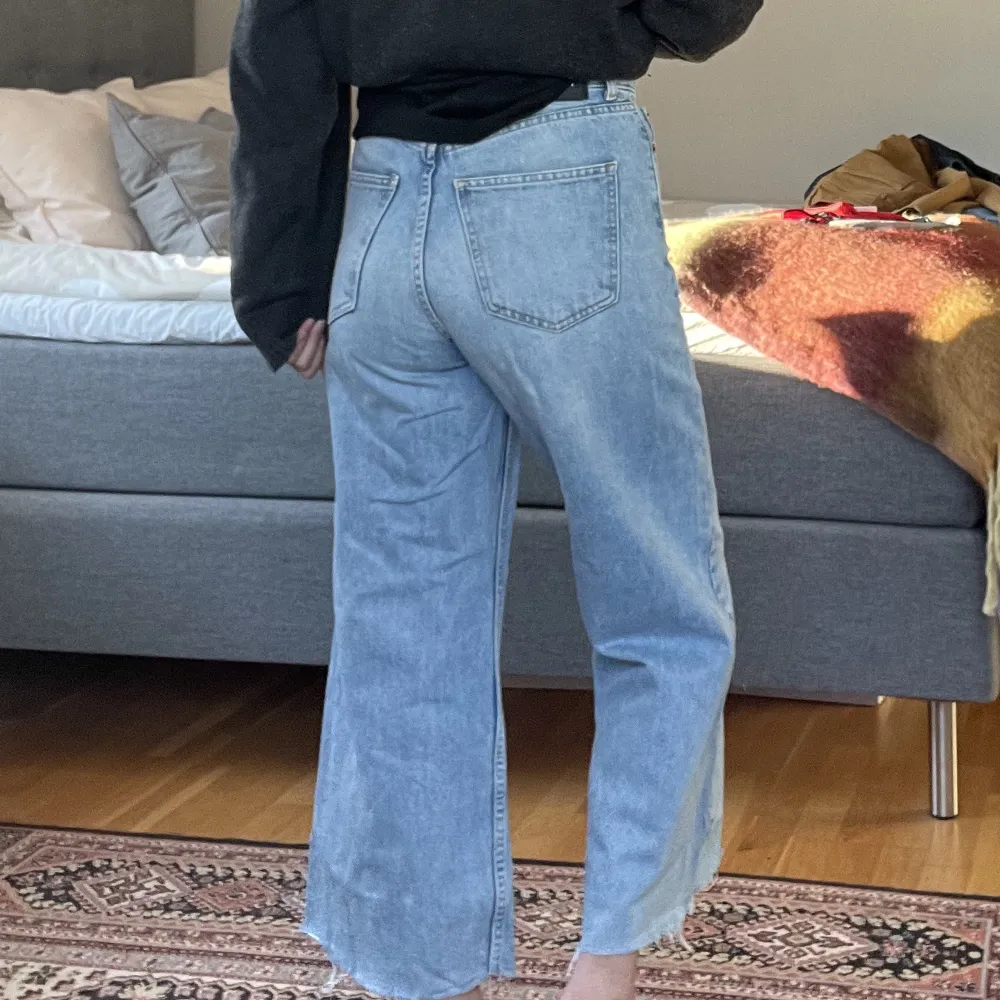 Vida jeans från Drdenim! Bra skick! Jag är 160cm lång och byxorna går ner till min ankle!  . Jeans & Byxor.