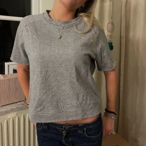 Kortärmad sweatshirt 🦎 - Skön kortärmad sweatshirt från Libertine i strl XS 😊 Köparen står för frakt.