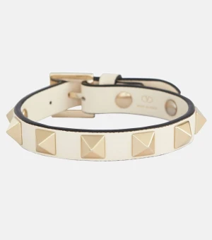 Valentino armband  - Säljer detta fina valentino rockstud armbandet i färgen beige💓 Det är i ett bra skick , och man får med dustbag och box 🙌🏽 Nypris 2900 mitt pris 1000