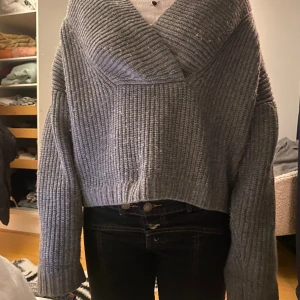 Cos tröja - Skit snygg stickad tröja, älskar modellen!! Köpt för 1200