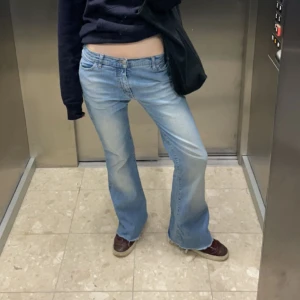 Lågmidjade jeans - Säljer ett par så snygga lågmidjade jeans