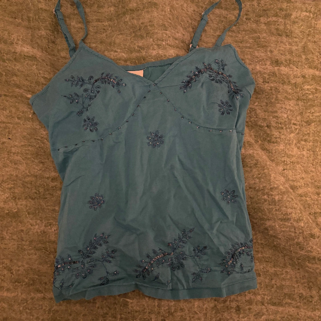 Linne med paljettdetaljer 