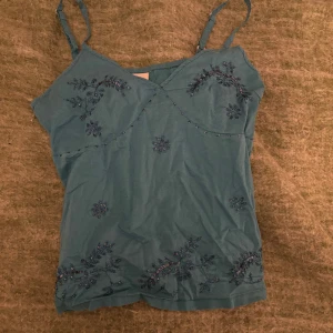 Linne med paljettdetaljer  - Så fint blått linne med spännbara band och gömd dragkedja i sidan💙köpt secondhand men aldrig använd av mig. Mycket gott skick. Står ingen storlek men ca M 