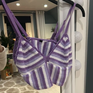 Topp  - Topp från H&M. Knappt använd. Passar för dem som har A/B cupa i bh. Frakten betalar köparen själv 