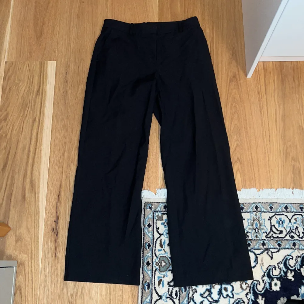 Svarta lågmidjade kostymbyxor från weekday. Modellen heter ”Emily low waist suiting trousers”. Säljer då de har blivit lite för små. Köpta för 590kr!. Jeans & Byxor.