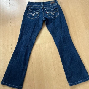 Levi’s low jeans  - Världens snyggaste bootcut low wasit jeans som tyvärr är för korta för mig (jag är 164 cm). Har sprättat upp längst ner i ett försök för att få dom att passa, (är inte med på bilden dock) 🎀 Innerbenslängd: 75 cm  🎀 Midjemått tvärs över: 36 cm 🎀