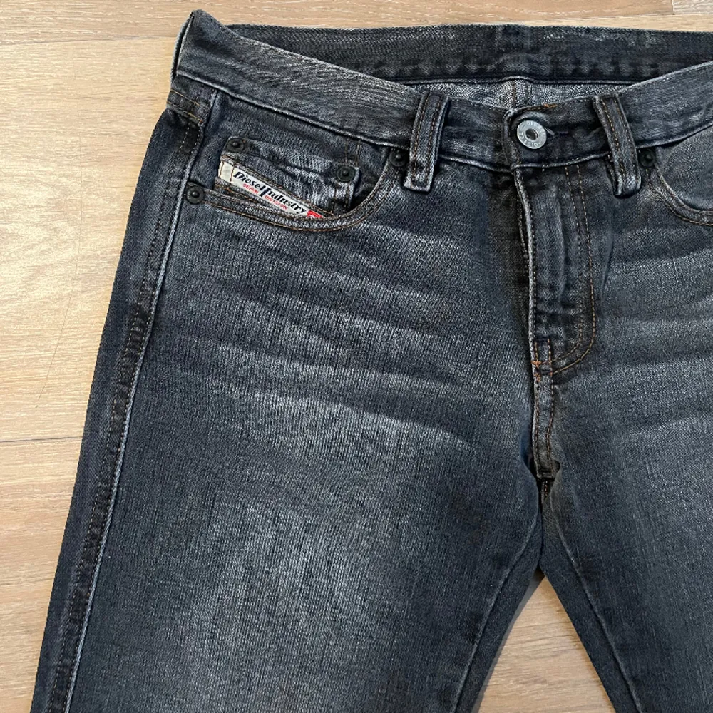 Säljer dessa otroliga gråa lågmidjade bootcut jeans från diesel då de är för korta 😢 Passar nog den som brukar ha xs. 70 cm omkrets vid linningen och 78 cm innerbenslängd. Jag är 167, passar nog 160-165 bättre! De två sista bilderna är från förra säljaren. Jeans & Byxor.