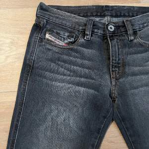 Säljer dessa otroliga gråa lågmidjade bootcut jeans från diesel då de är för korta 😢 Passar nog den som brukar ha xs. 70 cm omkrets vid linningen och 78 cm innerbenslängd. Jag är 167, passar nog 160-165 bättre! De två sista bilderna är från förra säljaren