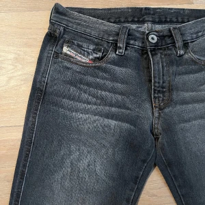 Lågmidjade bootcut jeans - Säljer dessa otroliga gråa lågmidjade bootcut jeans från diesel då de är för korta 😢 Passar nog den som brukar ha xs. 70 cm omkrets vid linningen och 78 cm innerbenslängd. Jag är 167, passar nog 160-165 bättre! De två sista bilderna är från förra säljaren