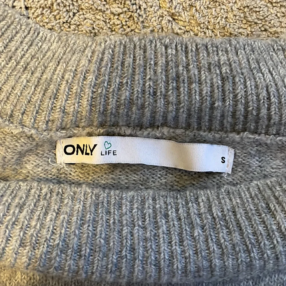 En oanvänd tröja från Only! Säljs även på Vero Moda. Inte min modell och säljer därför. . Stickat.