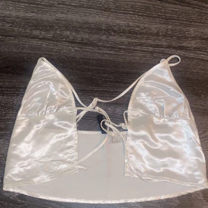 Vit satintopp  - Vit satintopp väldigt skön och festligt att ha på sig, använt 1 gång❤️