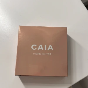Caia highlighter - Helt ny Caia highlighter i färgen Sydney! Säljer då jag råkade beställa två stycken. Nypris: 345kr
