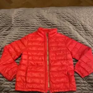 röd jacka passar 8-10 åringar. Säljer för att den är för liten. 