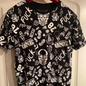 Philip Plein tröja - T-shirt från Philip Plein i storlek Xl/L. Bra skick