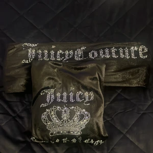 Juicy couture sett  - Juicy sett använt fåtal gånger fint skick säljer pågrund av för litet på mig💕strl s passar xs, ny pris 600 mitt pris 300 
