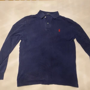 Polo Ralph Lauren Pikétröja  - Mörkblå Långärmad Pikétröja i storlek S. I fint skick.