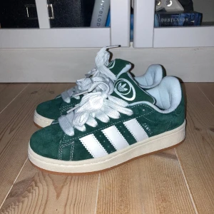 Adidas Campus 00s - Helt nya Adidas Campus 00s i färgen grön!! Säljer då de var något för små för mig🥲 Nypris 1 249kr! Skriv för fler bilder!