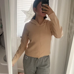 Beige tröja med dragkedja och luva - Tröjan är använd ett par gånger men är precis som ny, väldigt skönt material och passar med nästan allt