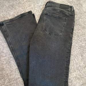 Lågmidjade jeans med bootcut. Från gina young ♥︎ storlek 164 men passar 34-36. Ner till hälen på mig som är 158  Lite slitna längst ner samt smutsiga men det går bort i tvätten! Nypris 300