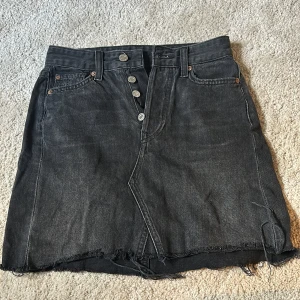 Svartgrå jeanskjol  - Jeanskjolen är knappt använd säljer pågrund av att den inte används i fint skick. 