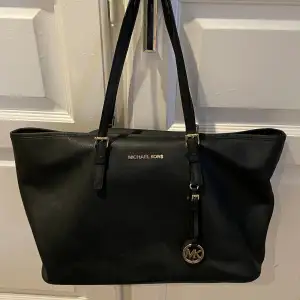 Super fin äkta Michael kors väska, perfekt till skolan. Skoldator + mappar får plats utmärkt. 3 stora fack & 2 små fack. Lite slitningar på handtagen men inget man tänker på. Svart med guld detaljer💞