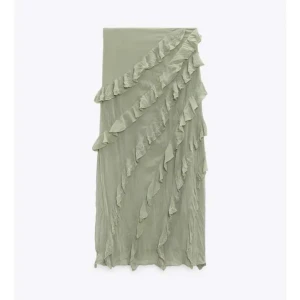 långkjol med volanger - helt ny med prislapp, nypris 699kr!🙌🏼☀️ kahki / grön / oliv förgad!  det är strl M, men sitter mer som en S🤝🏼 Går inte att lägga in så många bilder här så skriv gärna om jag ska skicka fler i chatt!🙌🏼 Jag är 165cm och midjemåttet är ca 76cm runt hela😇