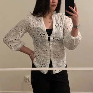 Vit blus - Jättefin blus med fina detaljer. Säljer då den tyvärr är lite för liten. Perfekt till studenten eller som sommarblus!🌟🌺