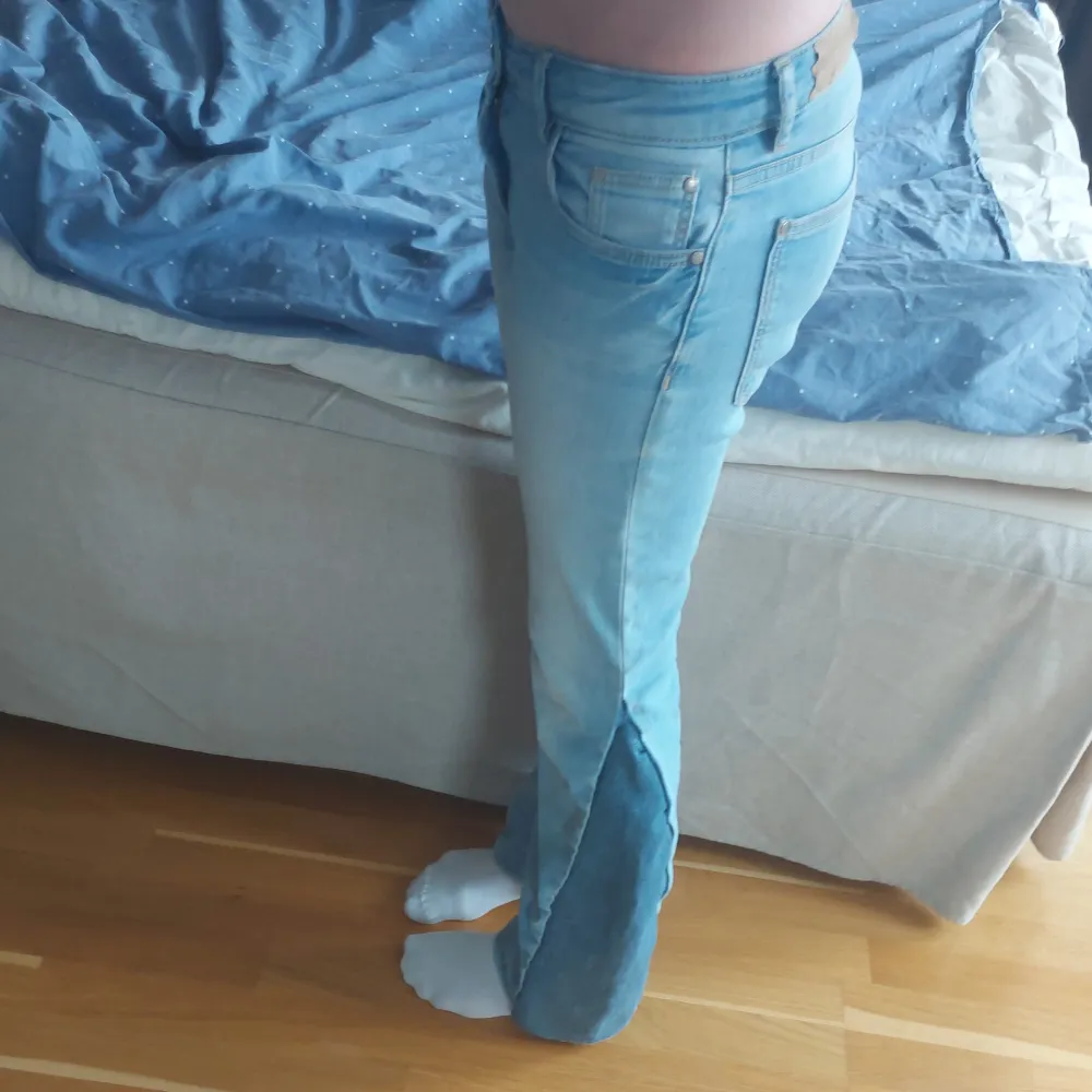 Intressekoll på dessa omsydda jeans från Lindex 💗 Storlek 158/xs, de är väldigt tajta i midjan och lite korta på längden, passar mig som är 163cm 💞💋. Farkut & Housut.