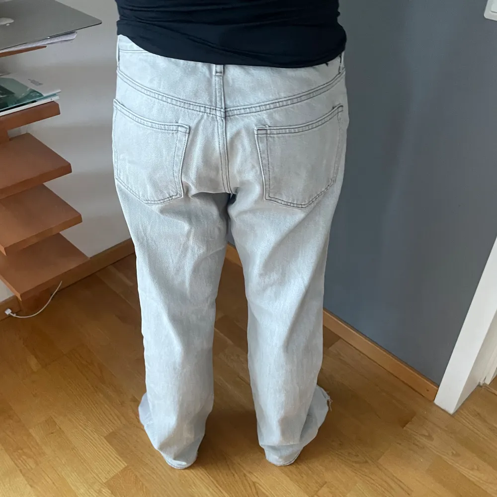 Ljusgrå weekday jeans i modellen space, storlek 29/30. Han är 183. Liten fläck på låret därav priset, skriv för bild . Jeans & Byxor.