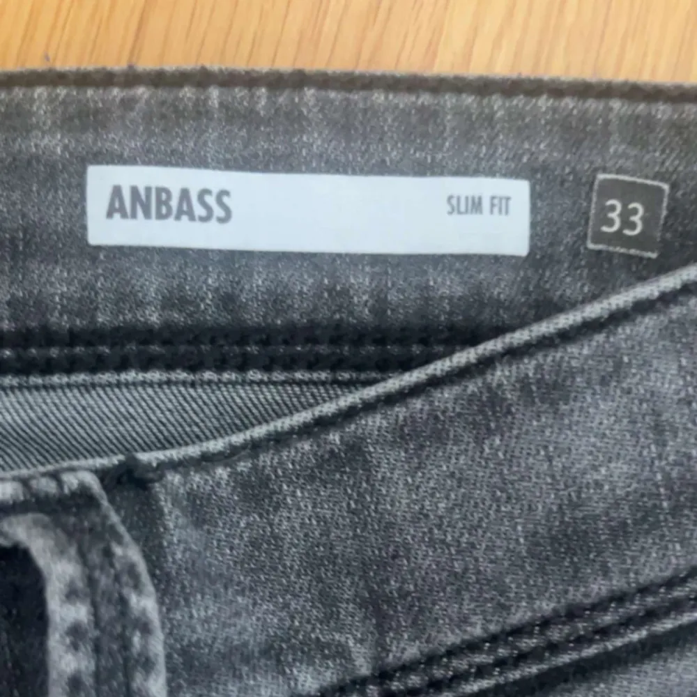 Tja! Säljer dessa replay anbass jeans. Använda fåtal gånger för att dem blivit för små för mig. Nypris 1499kr. Hör av er vid frågor📦📨. Jeans & Byxor.