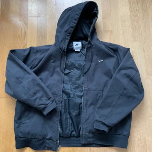 Nike - Hej! Säljer en väldigt fin jacka från Nike. Använd ett fåtal gånger. Nypris 2000. Finns i Stockholm och kan skickas! 