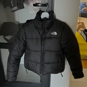 1996 retro nuptse dunjacka. I nyskick! Storlek xs-s. Nypris 3989 kr