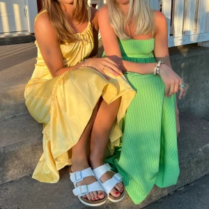 Sommarklänning  - En jättefin gul klänning från NA-KD som endast är använd ett fåtal gånger. Perfekt klänning nu till sommaren🌻
