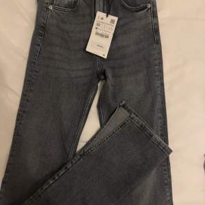 Orginalpris : 359kr Helt nya med prislapp kvar Zara jeans med split  Storlek: 32