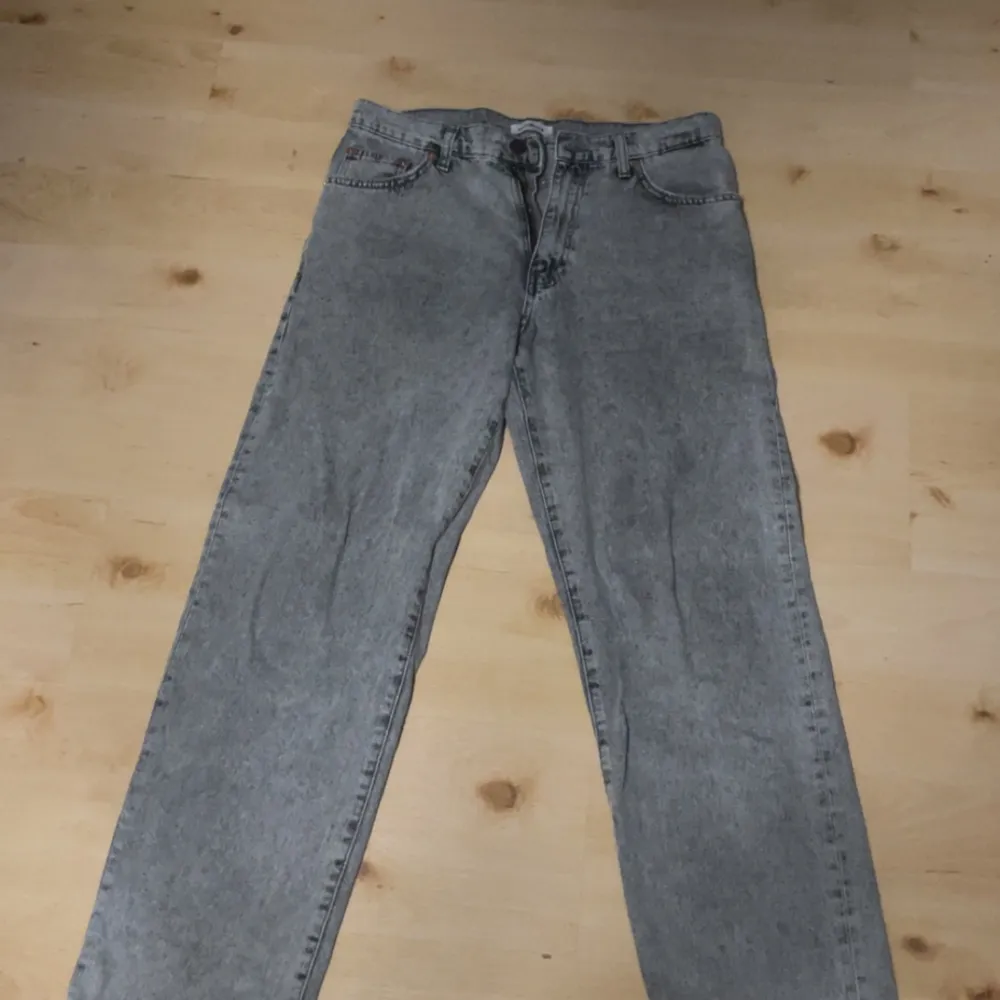 Ett par gråa woodbird jeans i loose fit i väldigt bra skick. Jeans & Byxor.
