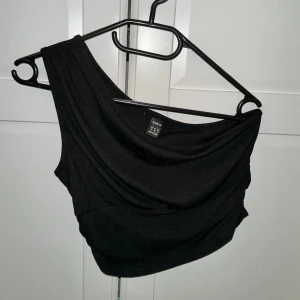 Svart ribbad topp - Använd 1 gång. I nyskick.