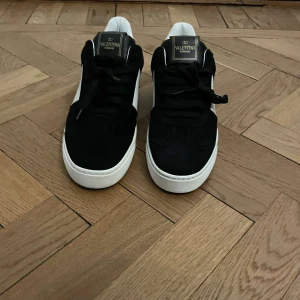 Valentino flycrews  - Här säljer vi ett par tvärfeta och trendiga Valentino flycrews. De är i ett väldigt bra skick skulle säga 10/10 eftersom att de aldrig är använda. Box och dustbag tillkommer, det är bara att höra av sig om det är några frågor eller funderingar.