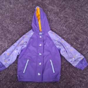 Regnjacka för barn flicka - Regnjacka för flickor barn i bra skick.