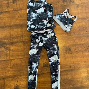 Tränings set i strl 134/140 - Mönstret tränings set med byxa, linne och topp. Från soc, stadium. Strl 134/140.  Djurfritt och rökfritt hem 