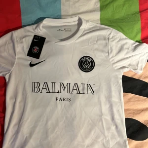 PSG fotbolls tröja ft Balmain - PSG fotbollströja, oanvänd, storlek S, ft Balmain. Sport tygg 