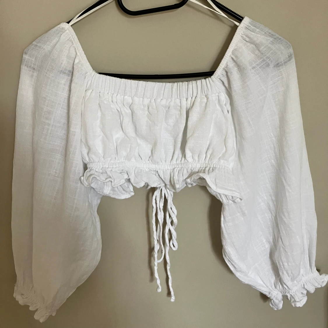 Vit crop-top med långa puffärmar