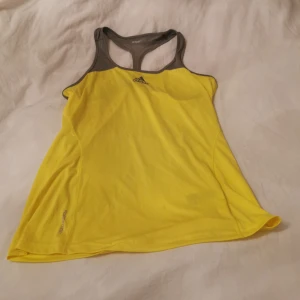 Tränings linne i märket Adidas  - Tränings linne i märket Adidas Storl S Katt finns i hemmet 