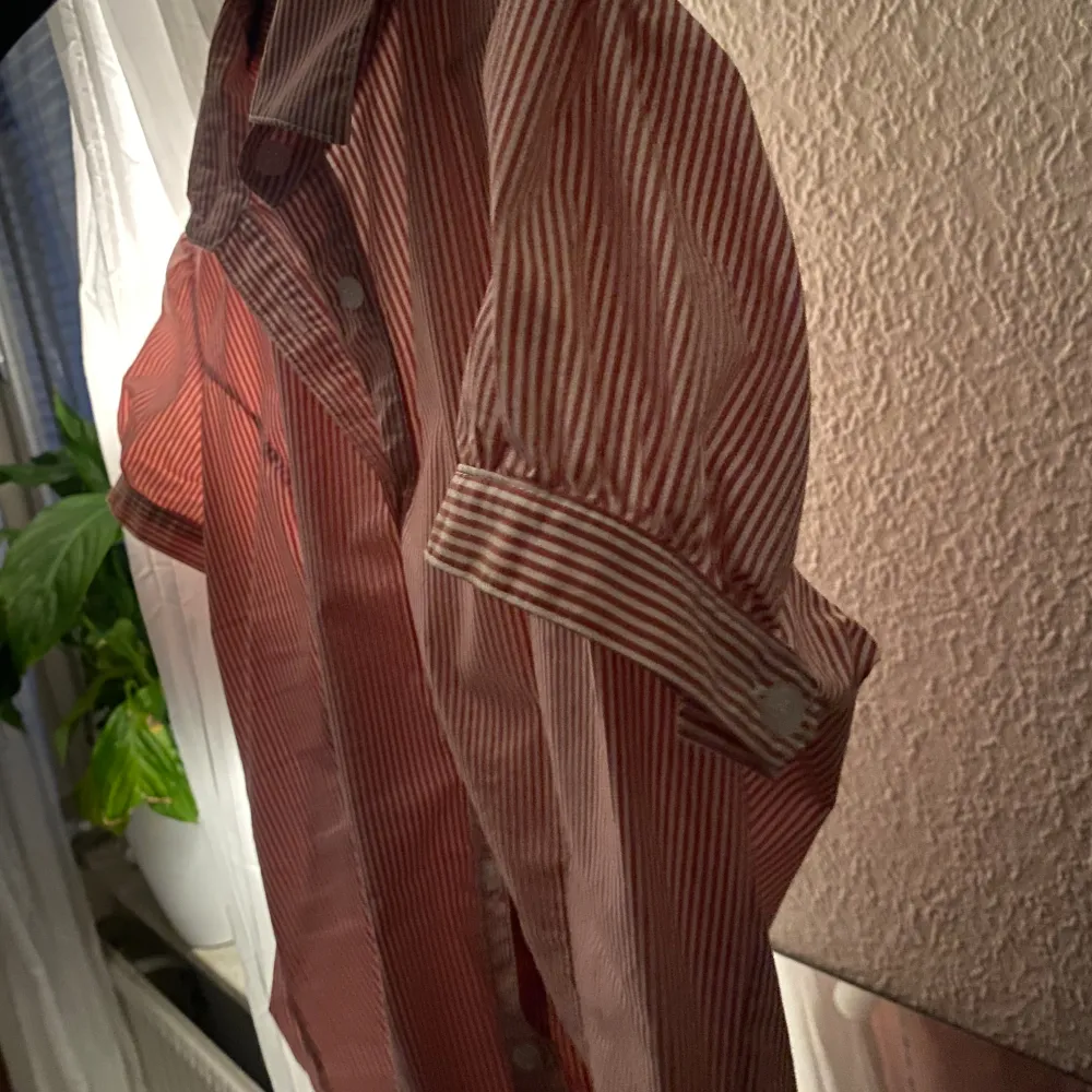 Säljer denna fina kortärmade skjorta med knappar på ärmen. Vid axlarna är dom puffiga ❤️ 🤍 Färgerna är röd och vit! . Skjortor.