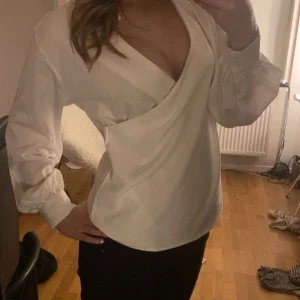Vit blus - Jättefin vit blus som jag inte vet var den är ifrån då lappen är borta. I fint skick😁