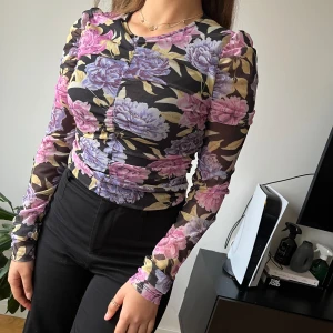 Topp från gina tricot  - Snygg topp från gina tricot aldrig använd 