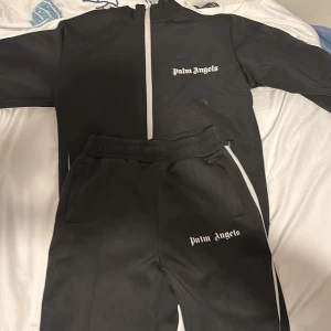 Palm angels dressen  - Bra skick  Svart  Storlek: S byxor:M Kofta.S:50kg,70kg Byxor.M:170,185