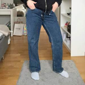 Ett par blåa jeans från Gina tricot i storlek 40. Byxorna har bara ansvällts några gånger och har superfin färg men är tyvärr lite för stora för mig.