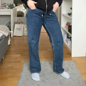Mörkblå jeans  - Ett par blåa jeans från Gina tricot i storlek 40. Byxorna har bara ansvällts några gånger och har superfin färg men är tyvärr lite för stora för mig.